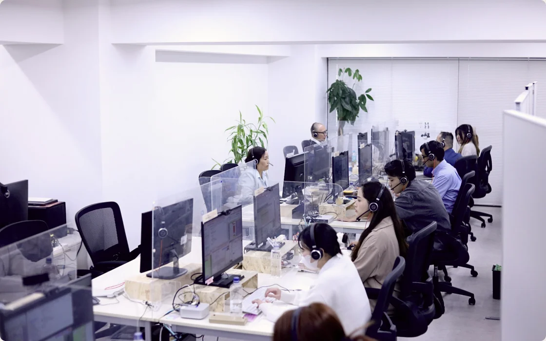 窓際まで席が続く自社コンタクトセンターの全景