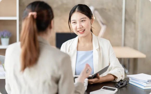 多言語スタッフを採用したいが、コストや定着面で課題がある