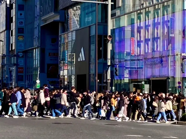 インバウンドで混んでいる交差点