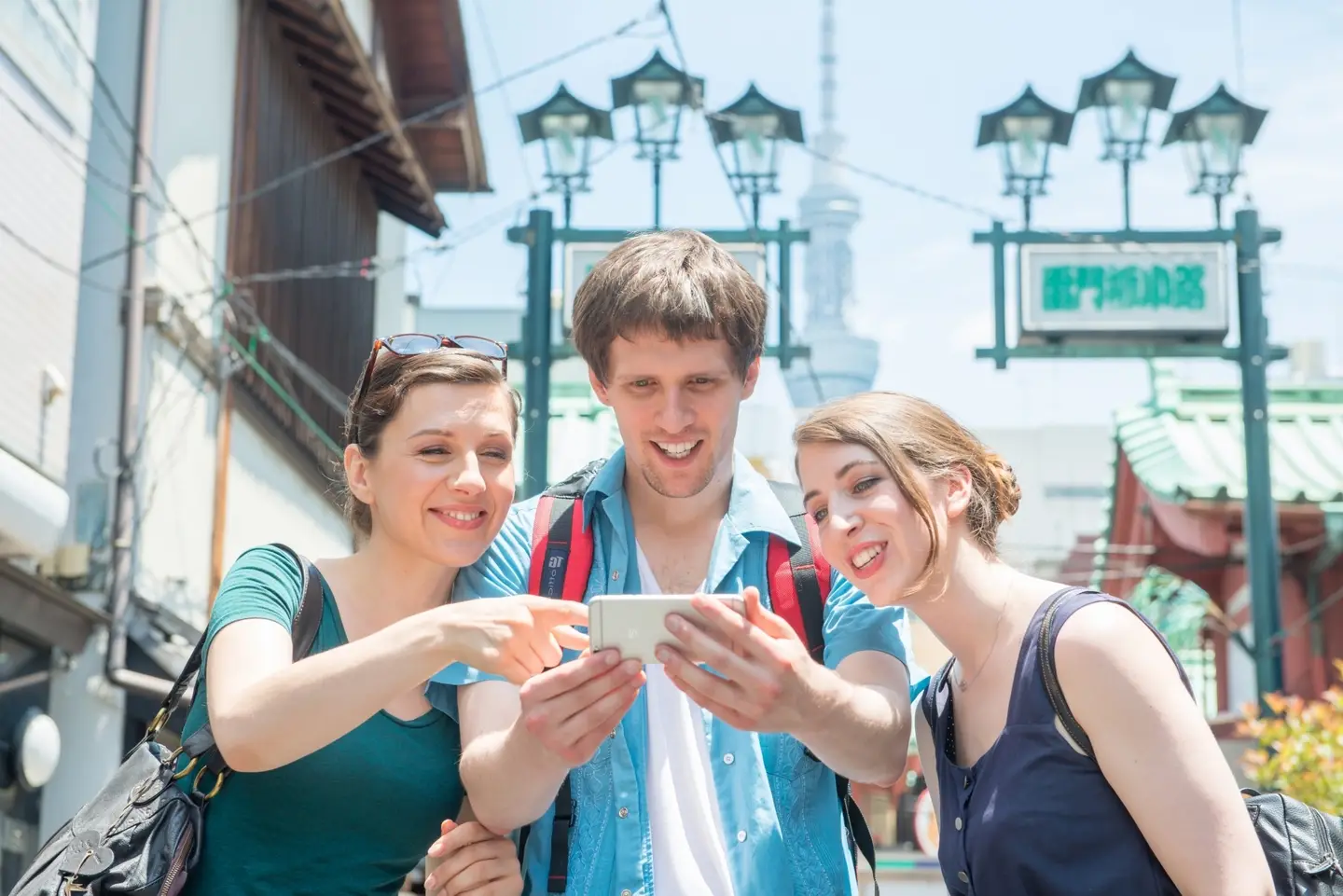 スマホを眺めて観光地を探している外国人観光客