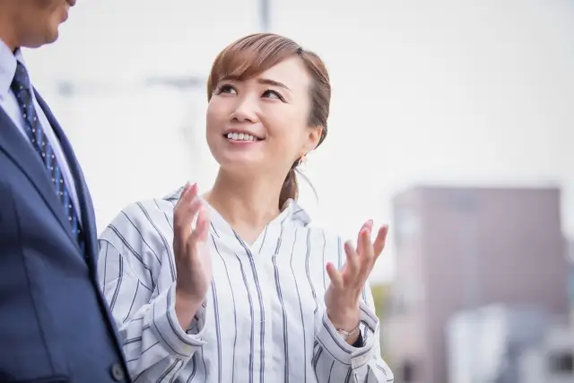同時通訳をする女性