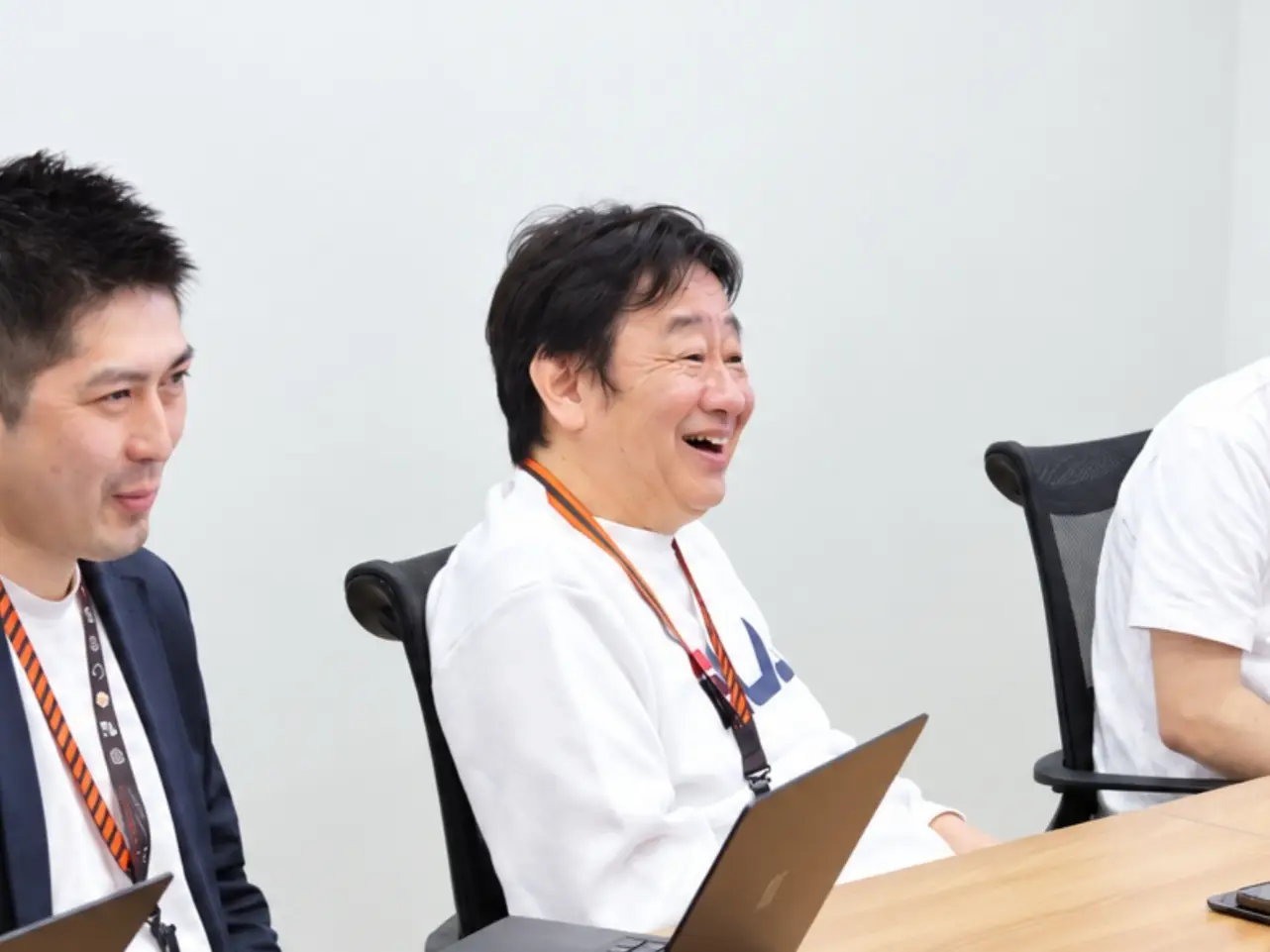 ヘッドセットでノートパソコンに向かい応対するスタッフ