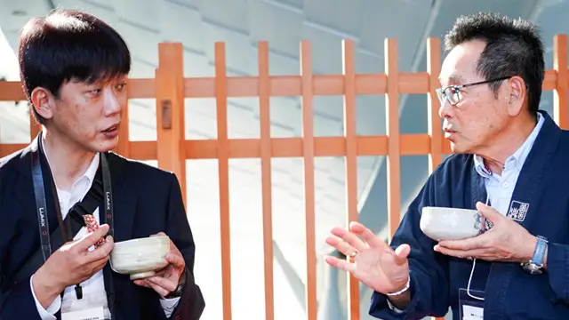 （右） 東京金銀器工業協同組合 理事長／一般財団法人 伝統的工芸品産業振興協会 理事　　森　將　様 （左） 経済産業省 関東経済産業局 産業部 産業振興課 クリエイティブ・コンテンツ産業室 室長補佐　　国分 健男 様