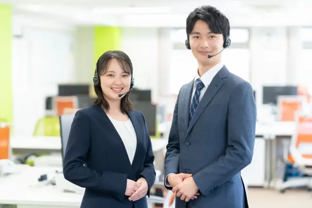 コールセンターの男女スタッフ