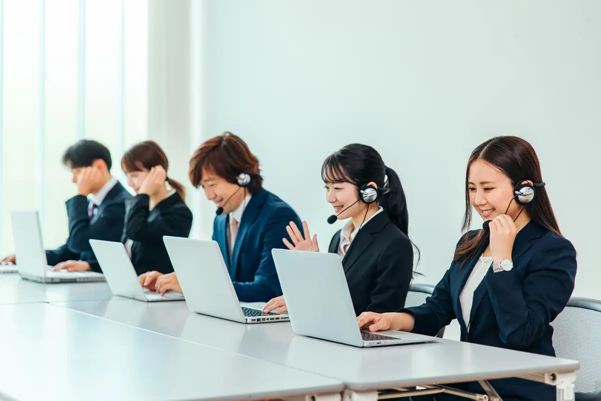 電話を受けるコールセンター