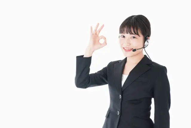OKマークを作る女性スタッフ