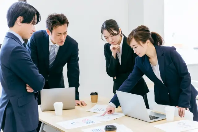 自社の課題を話し合う社員