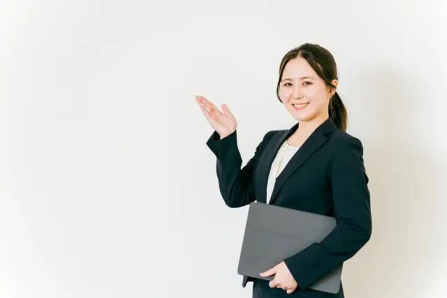 おすすめを紹介する女性