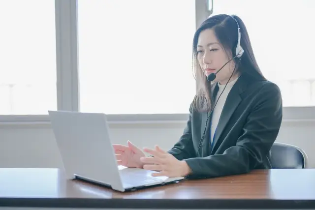 難しい案件に対応する女性スタッフ