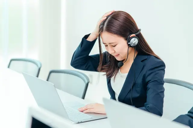 コールセンターを外部委託してうまく言っていない女性