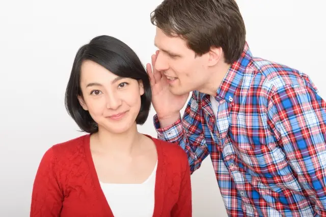ウィスパリング通訳をする男性