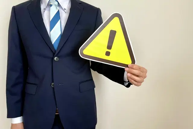 注意マークを持つ男性