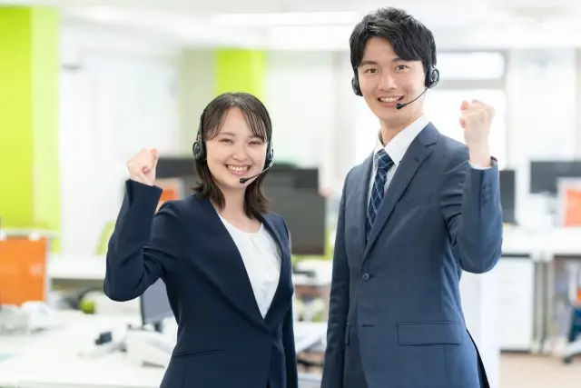 笑顔のコールセンタースタッフ